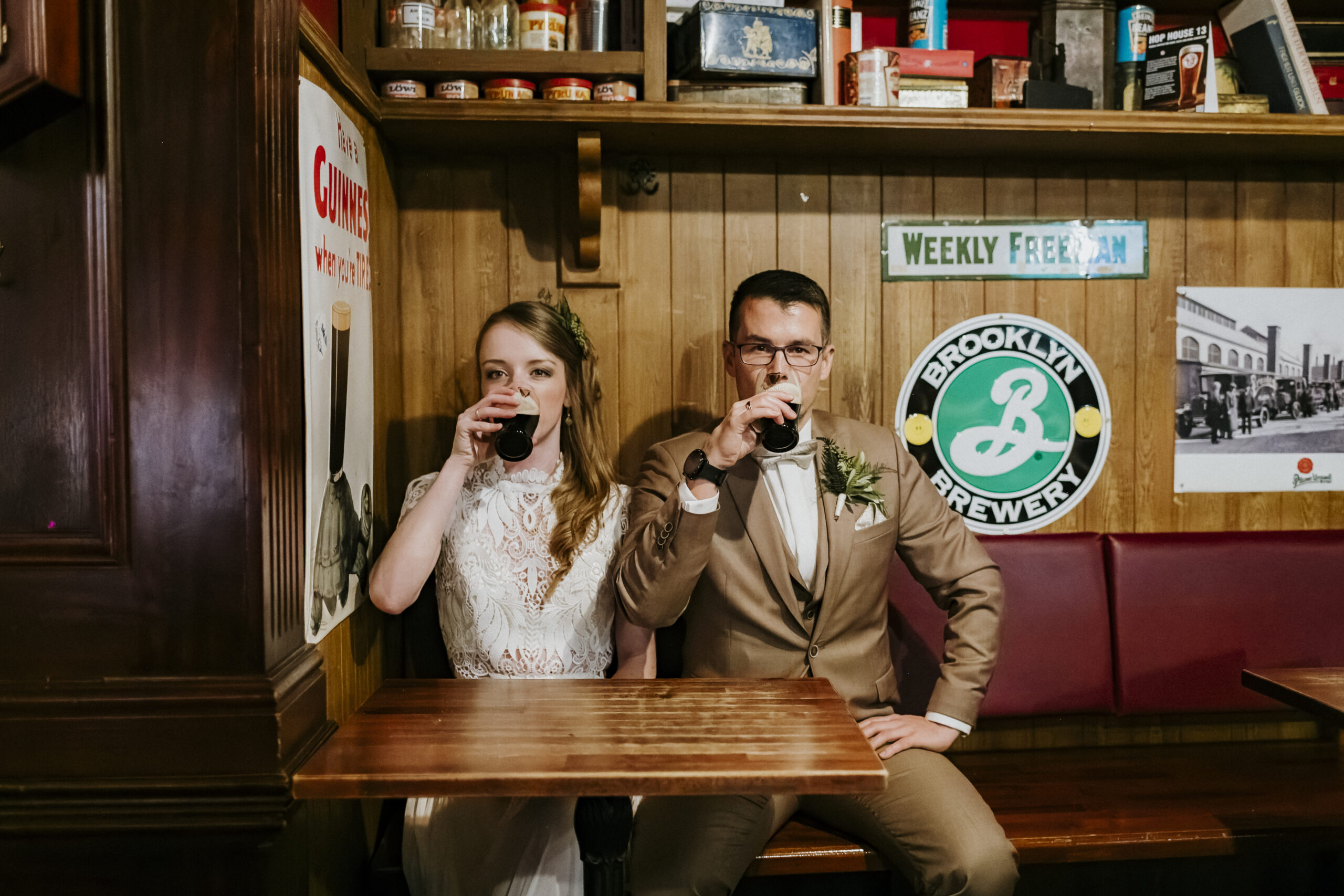 Ein Hochzeitspaar trinkt Bier in einem Irish Pub.